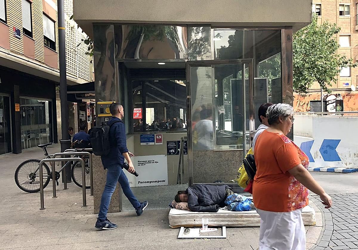 Una persona sin hogar en la Plaza de la Merced de Murcia, en una imagen de archivo.
