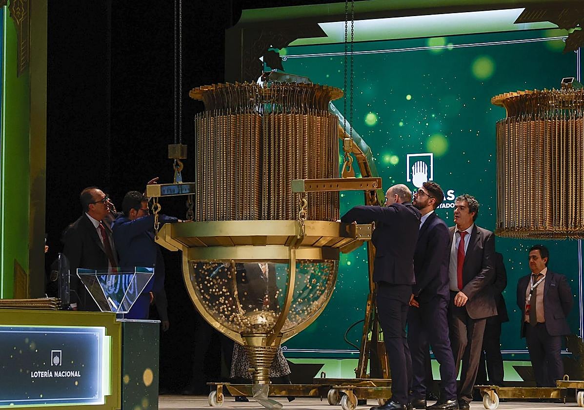 Varios operarios ultiman los detalles del bombo en el Teatro Real de Madrid antes del sorteo del pasado diciembre.