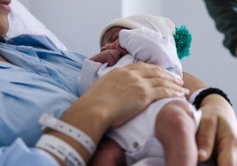 Una mujer sostiene a su bebé recién nacido, en una imagen de archivo.