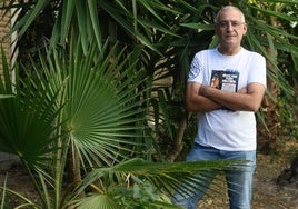 Paco Rabadán Aroca (Murcia, 1972), en un jardín de la avenida Alfonso X.