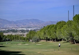 Jugadores en el campo de golf de Altorreal, en una foto de archivo.