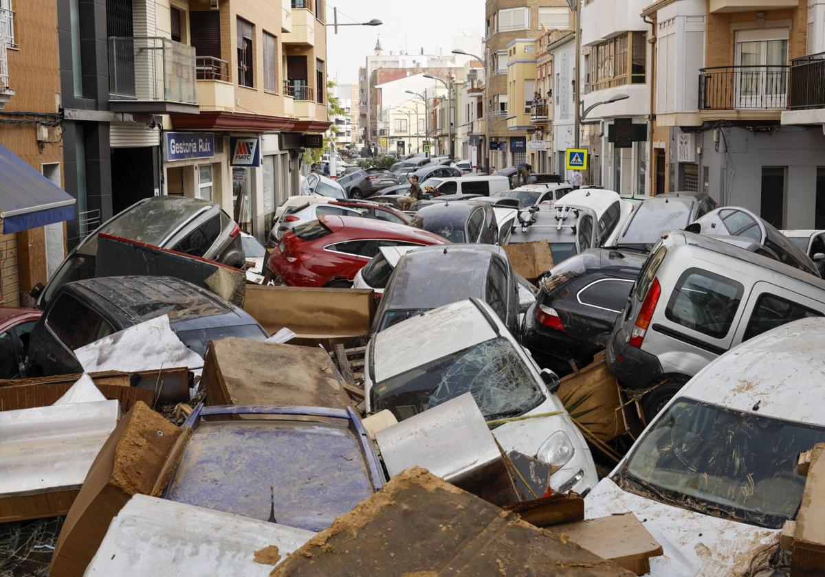 Vehículos amontonados en una calle tras las intensas lluvias de la fuerte dana que afecta especialmente el sur y el este de la península ibérica, este miércoles en Sedaví (Valencia).