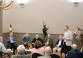 El rector de la UPCT, Mathieu Kessler, durante la última tertulia, junto a participantes y público.