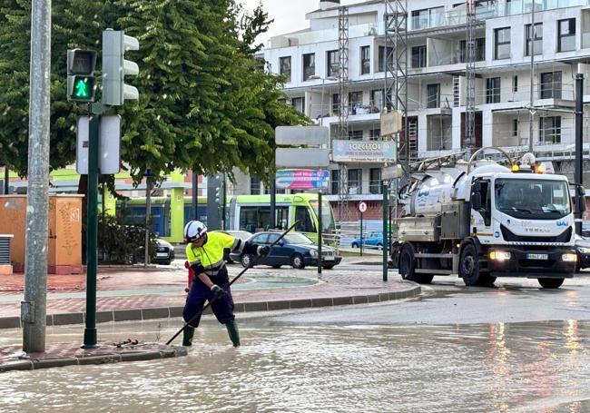 Operarios trabajando en la avenida Príncipe de Asturias de Murcia, ayer, debido a la acumulación de agua.