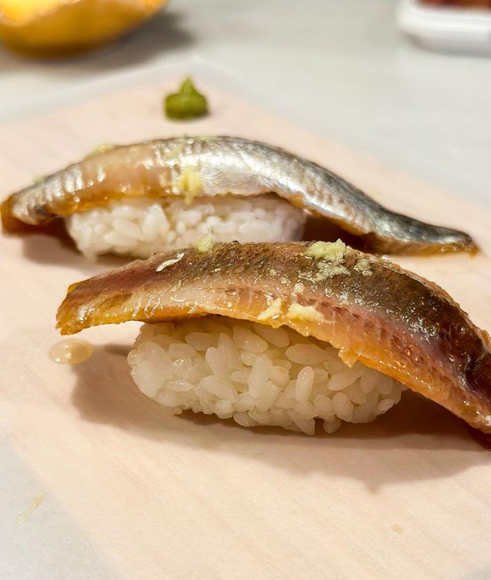 Imagen secundaria 2 - 1. Samuel Ruiz, en la barra del Colmado de San Julián, que abrió hace unas semanas junto a su Café Bar Verónicas. 2. Una de las tapas del Colmado by La Rúa. 3. Nigiri de sardina elaborado por Samuel Ruiz.