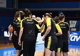 Las jugadoras celebran la victoria al finalizar el encuentro.