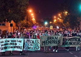 Mujeres se manifiestan contra la sentencia a los empresarios que pagaron por tener sexo con menores en Murcia.