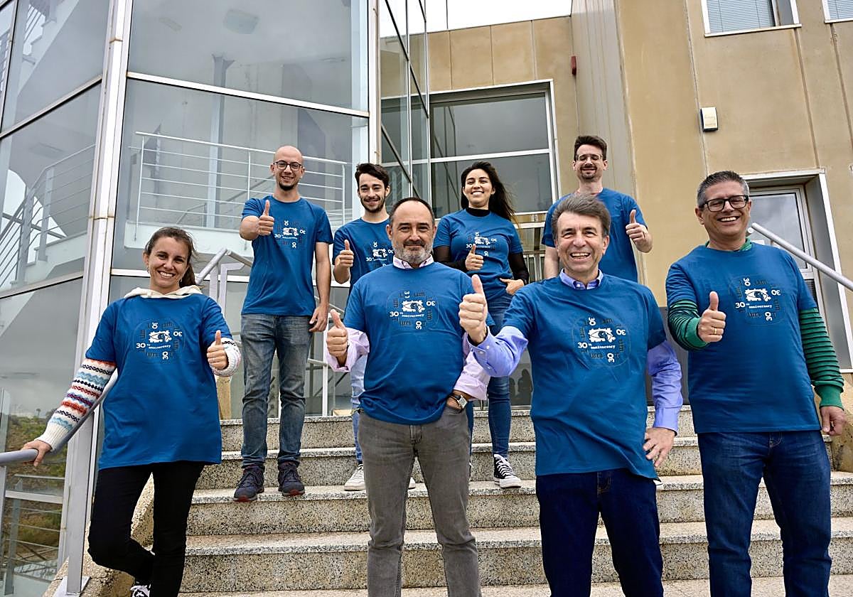 Pablo Artal (segundo por la derecha) posa con su equipo, ayer, en el campus de Espinardo.