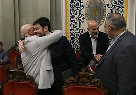 El primer teniente de alcalde, Diego Salinas, y el concejal de Hacienda, Nacho Jáudenes, se abrazan en presencia de los concejales Belén Romero, José Ramón Llorca y Gonzalo López Pretel, antes del inicio del Pleno.