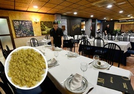 Preparación de las mesas en el comedor del restaurante.