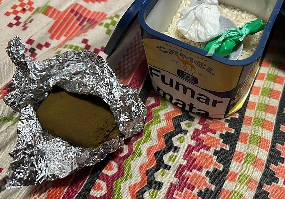 Sustancias intervenidas durante el registro del punto de venta de drogas en Cartagena.