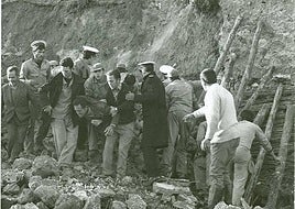 Equipos de rescate, de los que formaban parte militares del Regimiento de Mallorca 13, tras la riada en la rambla de Nogalte.