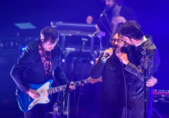 Jorge Guirao y Sean Frutos, de Second, con Carlos Santos, en la despedida de la banda en el Teatro Circo de Murcia.