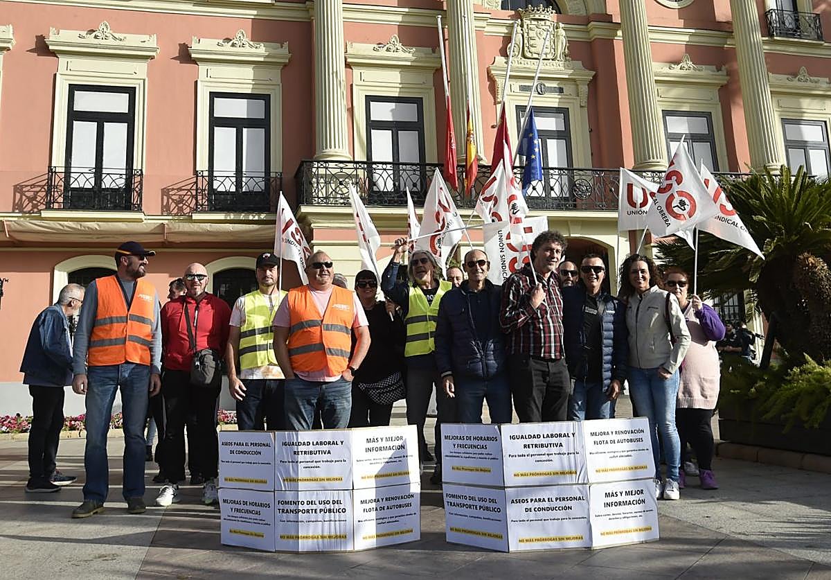 Protesta de los trabajadores de los distintos servicios de autobús, este jueves en La Glorieta.