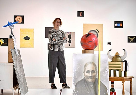 Ana Martínez. La creadora en el Centro Párraga, rodeada de su obras.