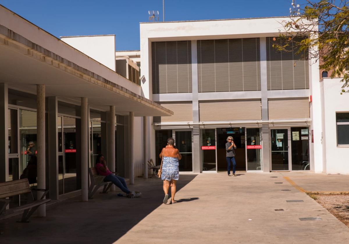 Acceso principal al único centro de salud de Orihuela Costa, ubicado en Aguamarina.