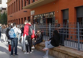 Alumnos a la salida de clase del instituto de Secundaria Ramón Arcas, en una imagen de archivo.