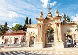 La puerta principal del cementerio de Espinardo, en una imagen de archivo.