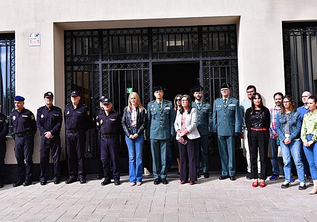 La delegada del Gobierno, Mariola Guevara, preside un minuto de silencio por las víctimas.