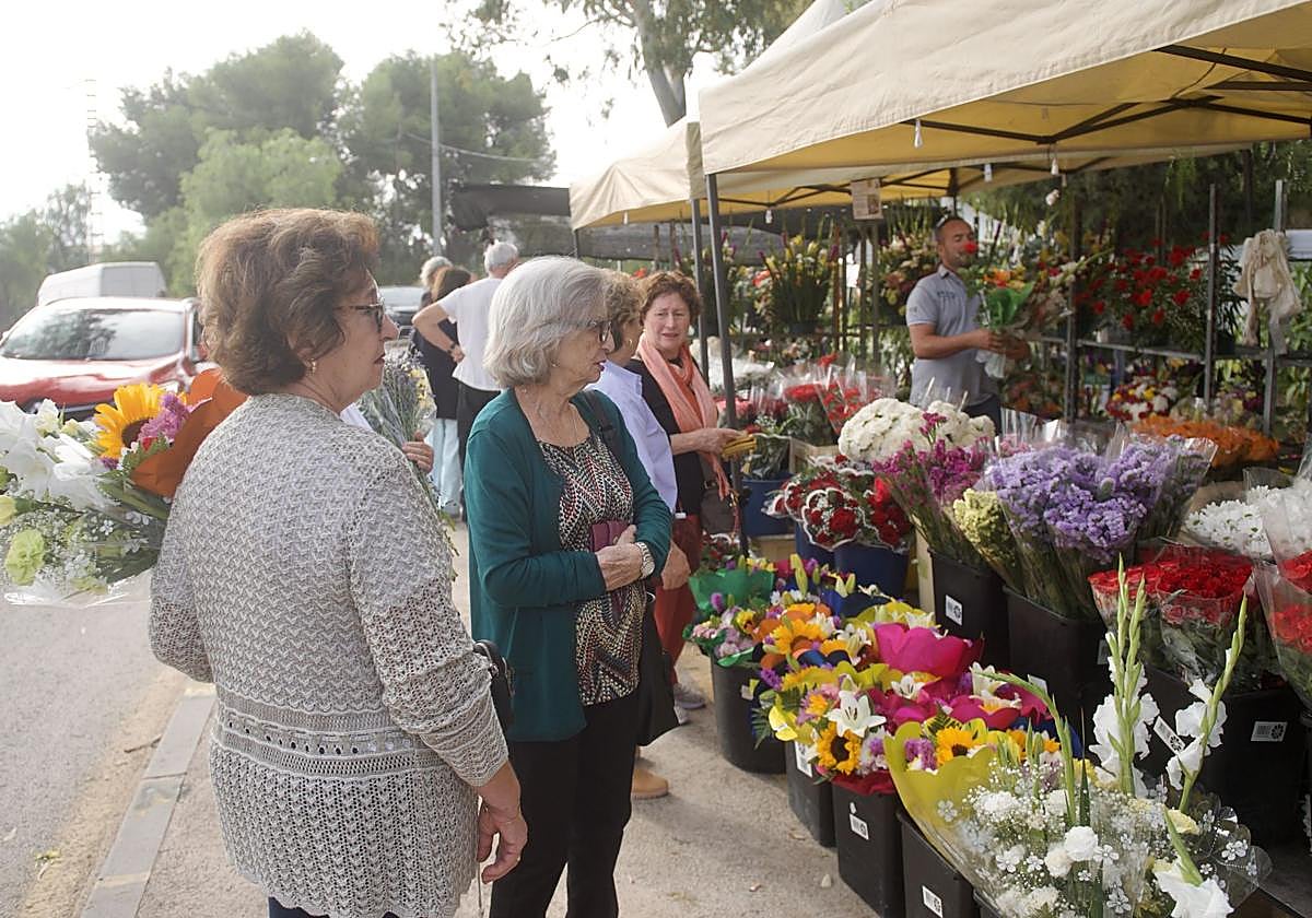 Dos mujeres compran flores en Espinardo, en una imagen de archivo.