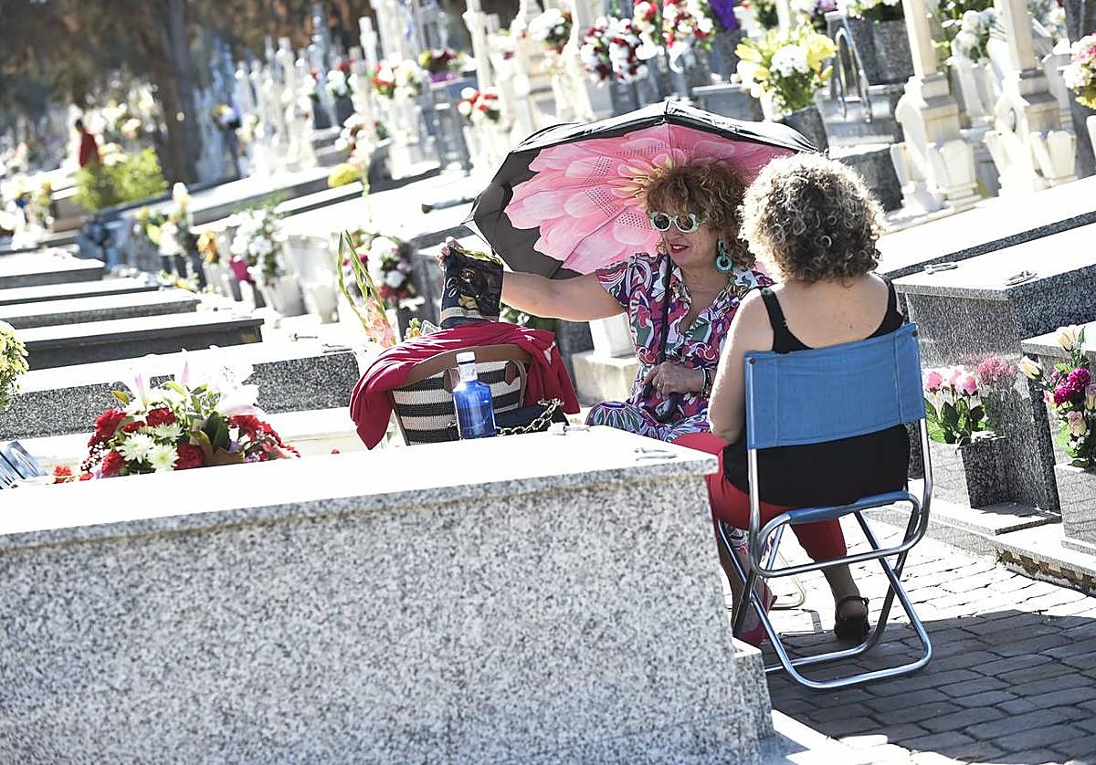 Encarna y María Ángeles, frente a la tumba de un familiar en el cementerio municipal.