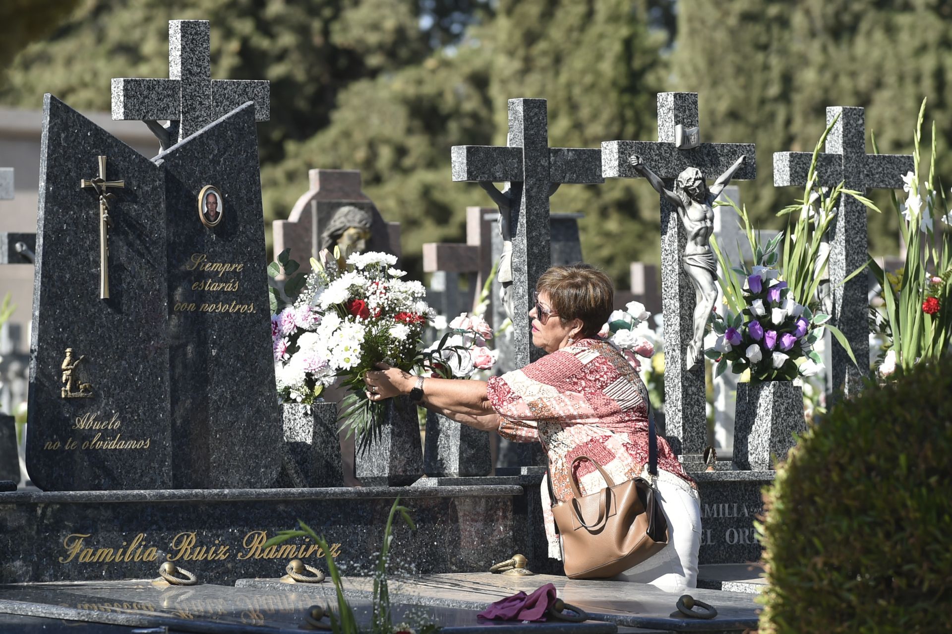 Las imágenes del Día de Todos los Santos en los cementerios de Murcia