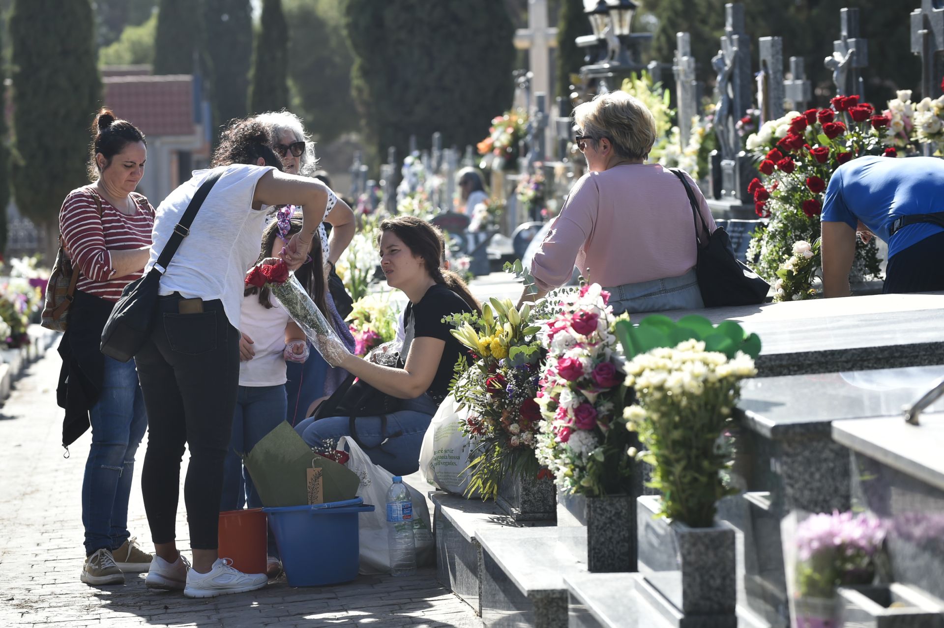 Las imágenes del Día de Todos los Santos en los cementerios de Murcia