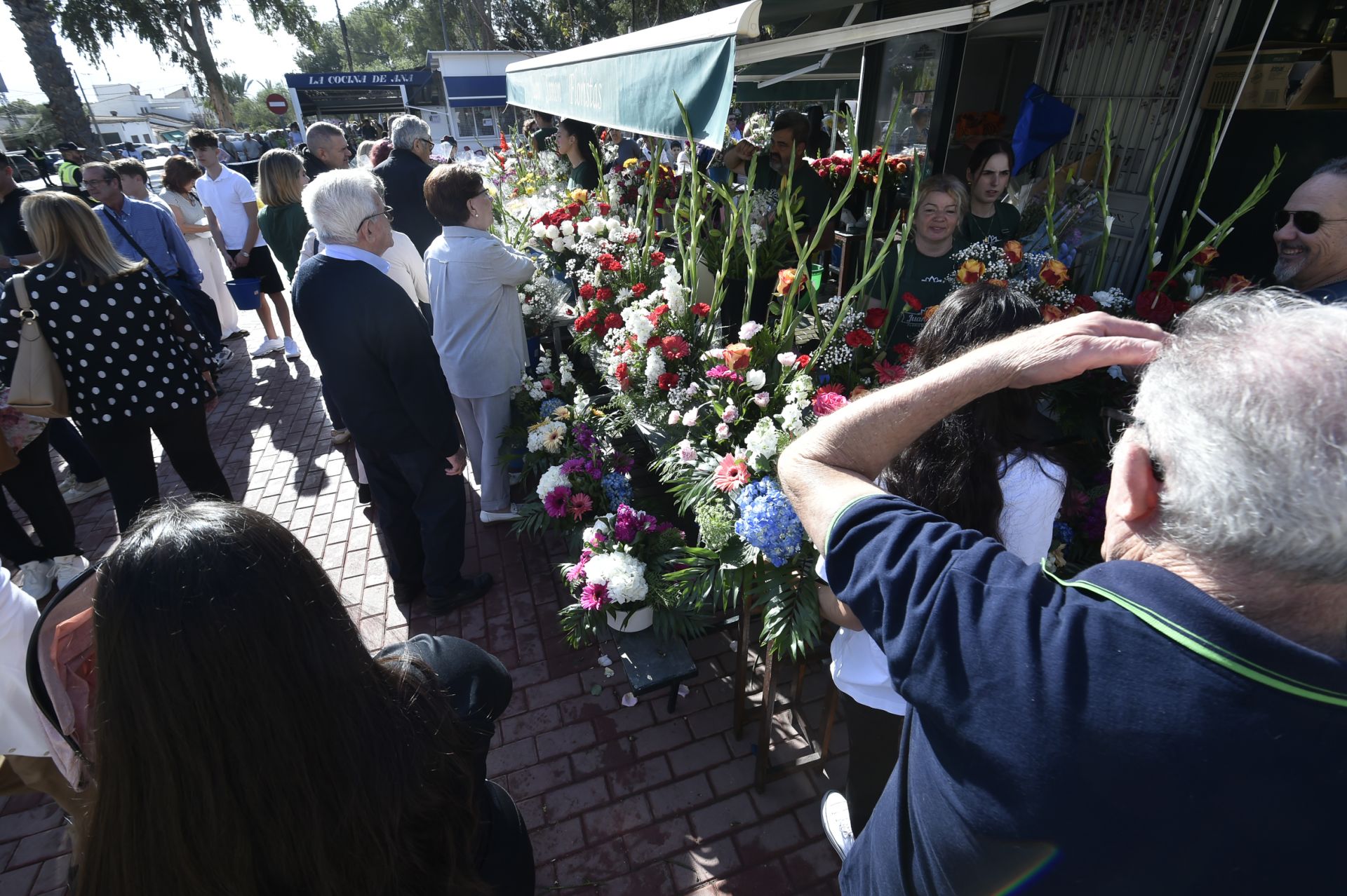 Las imágenes del Día de Todos los Santos en los cementerios de Murcia