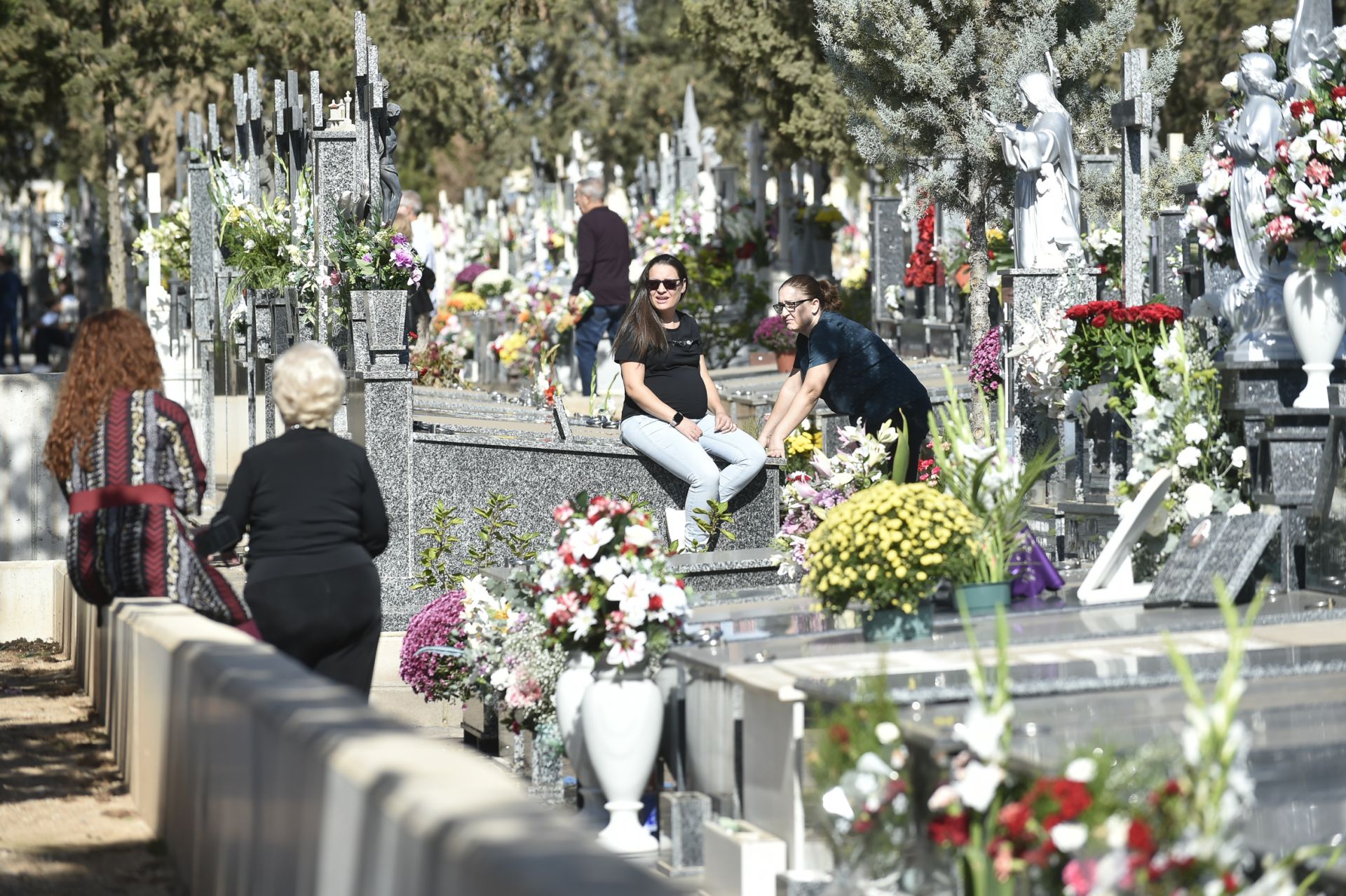 Las imágenes del Día de Todos los Santos en los cementerios de Murcia