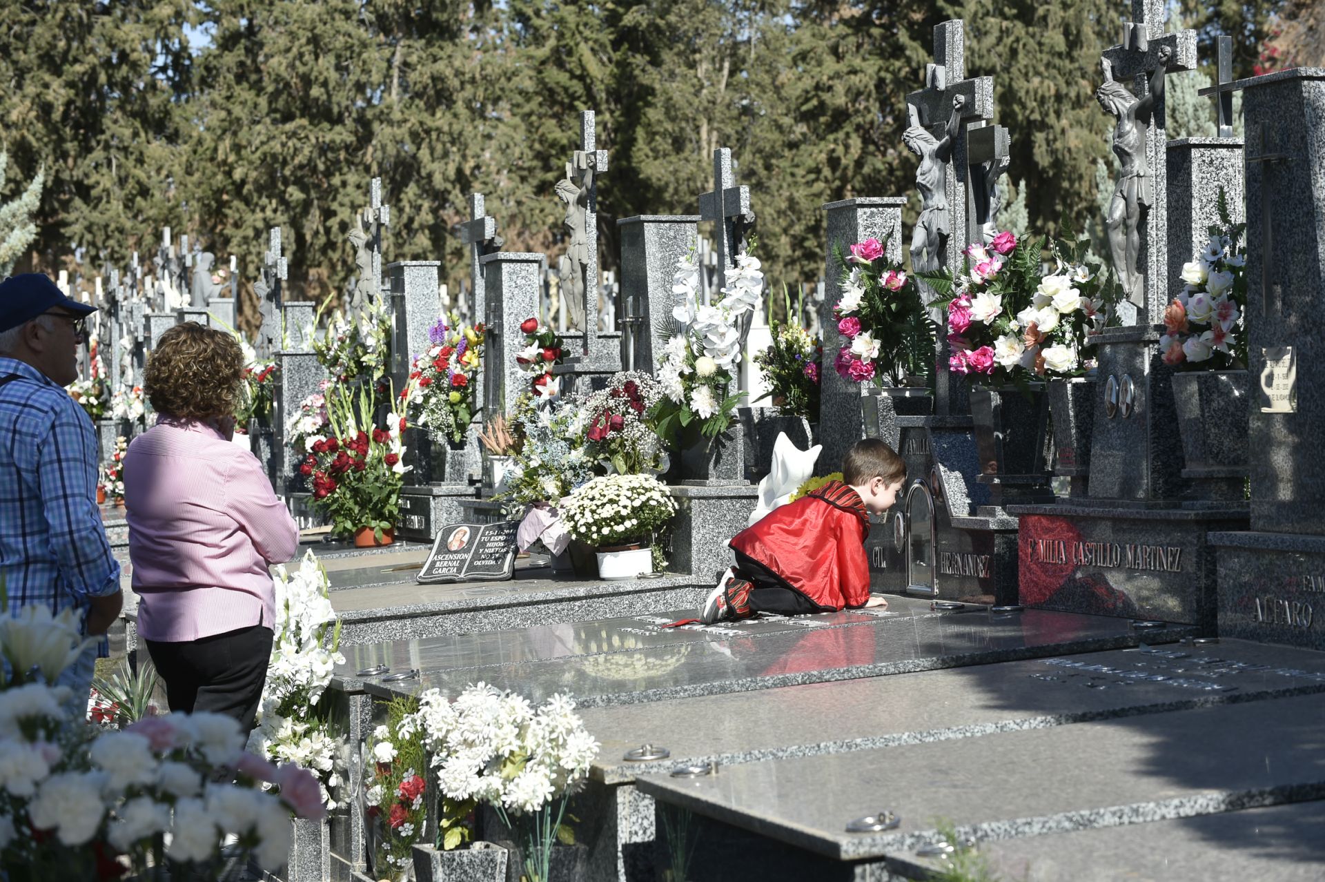 Las imágenes del Día de Todos los Santos en los cementerios de Murcia