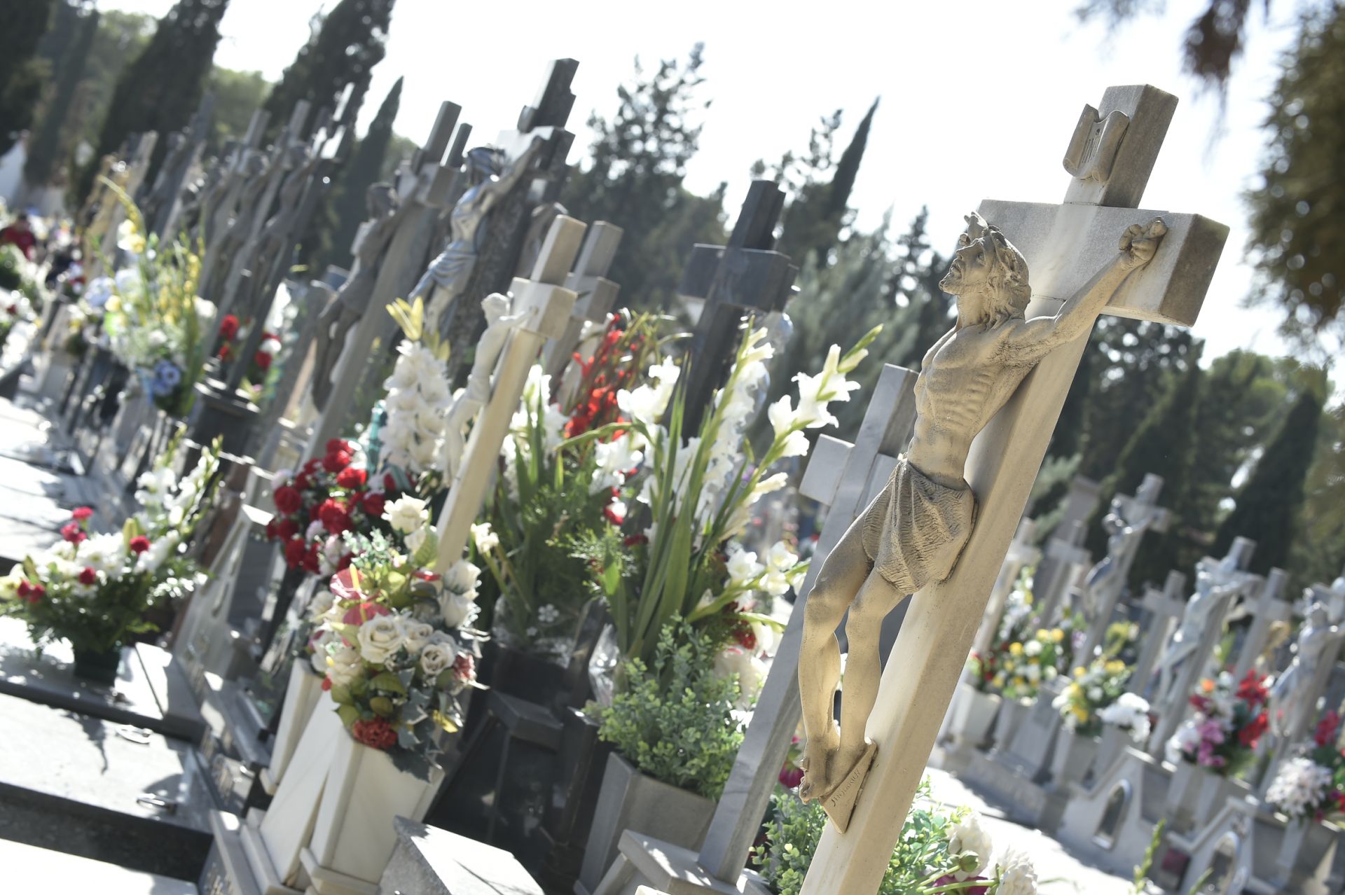 Las imágenes del Día de Todos los Santos en los cementerios de Murcia