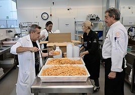 Cocineros del Centro de Cualificación Turística preparan raciones de comida, este viernes.