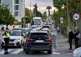 Un agente regula el tráfico por la mañana, esta semana, en el carril Condomina, congestionado antes de acometerse el cambio.