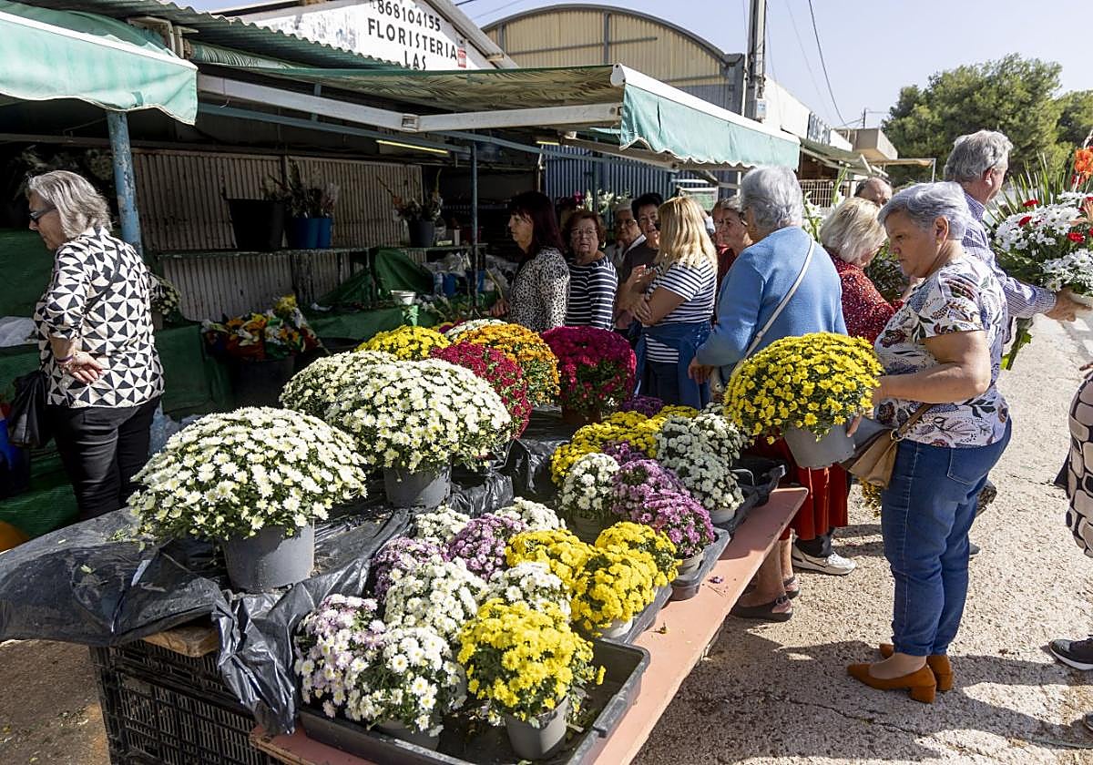 Colas en las floristerías junto al cementerio de San Antón.
