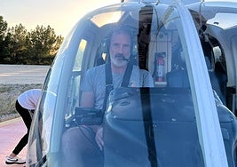 Ignacio Santiuste, a los mandos de un helicóptero de vigilancia.