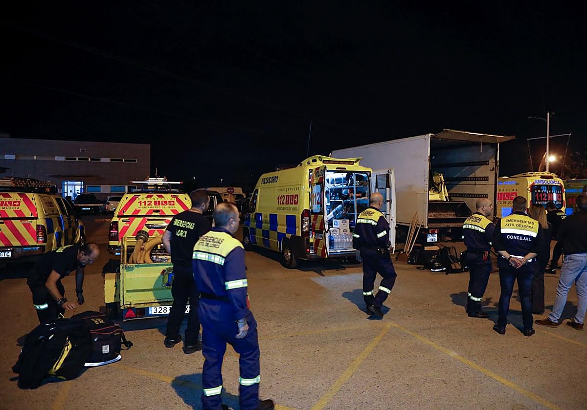 Personal de Emergencias y Protección Civil se prepara en el centro municipal de Emergencias para partir hacia Valencia.
