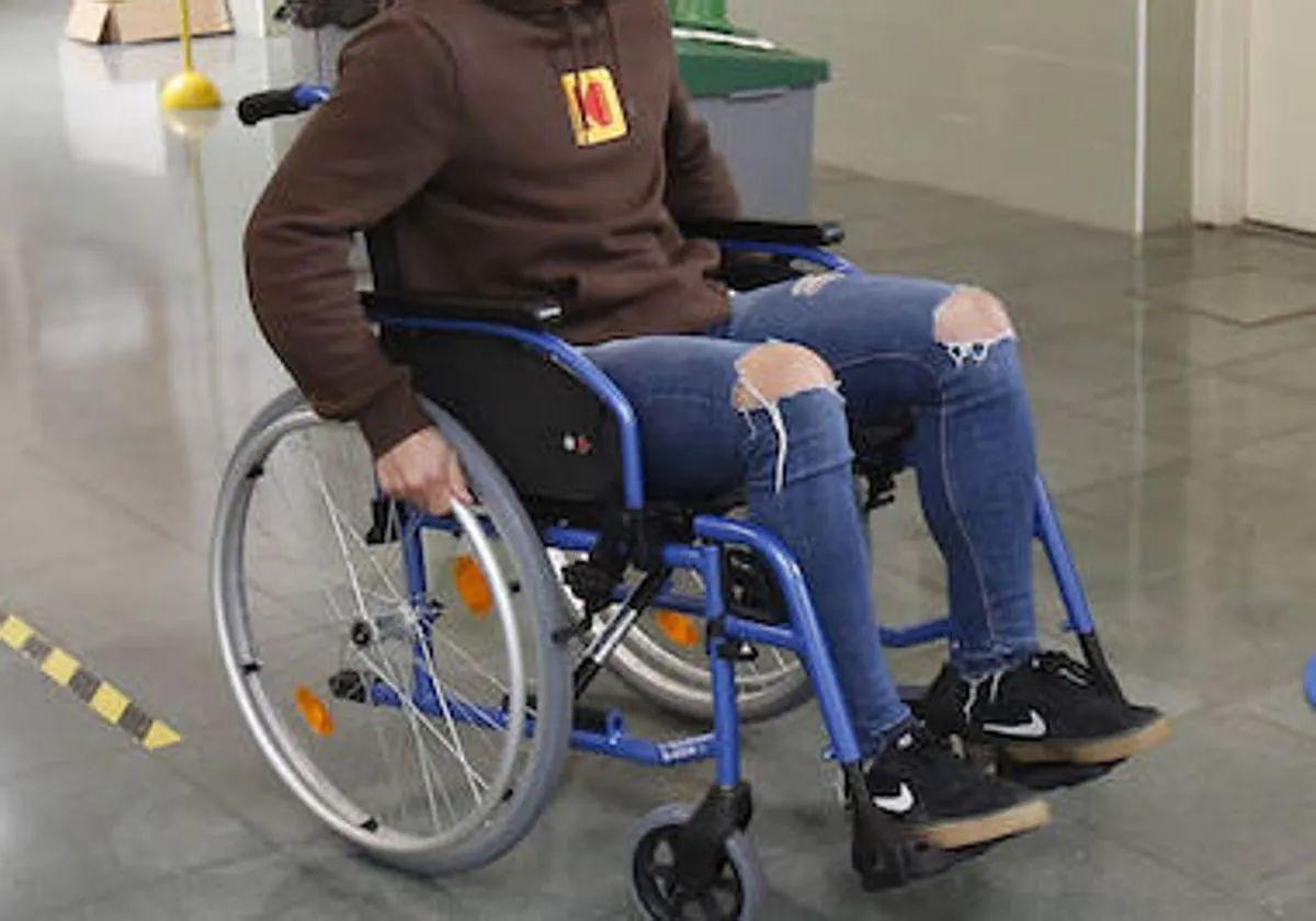 Un joven en una silla de ruedas, en una imagen de archivo.