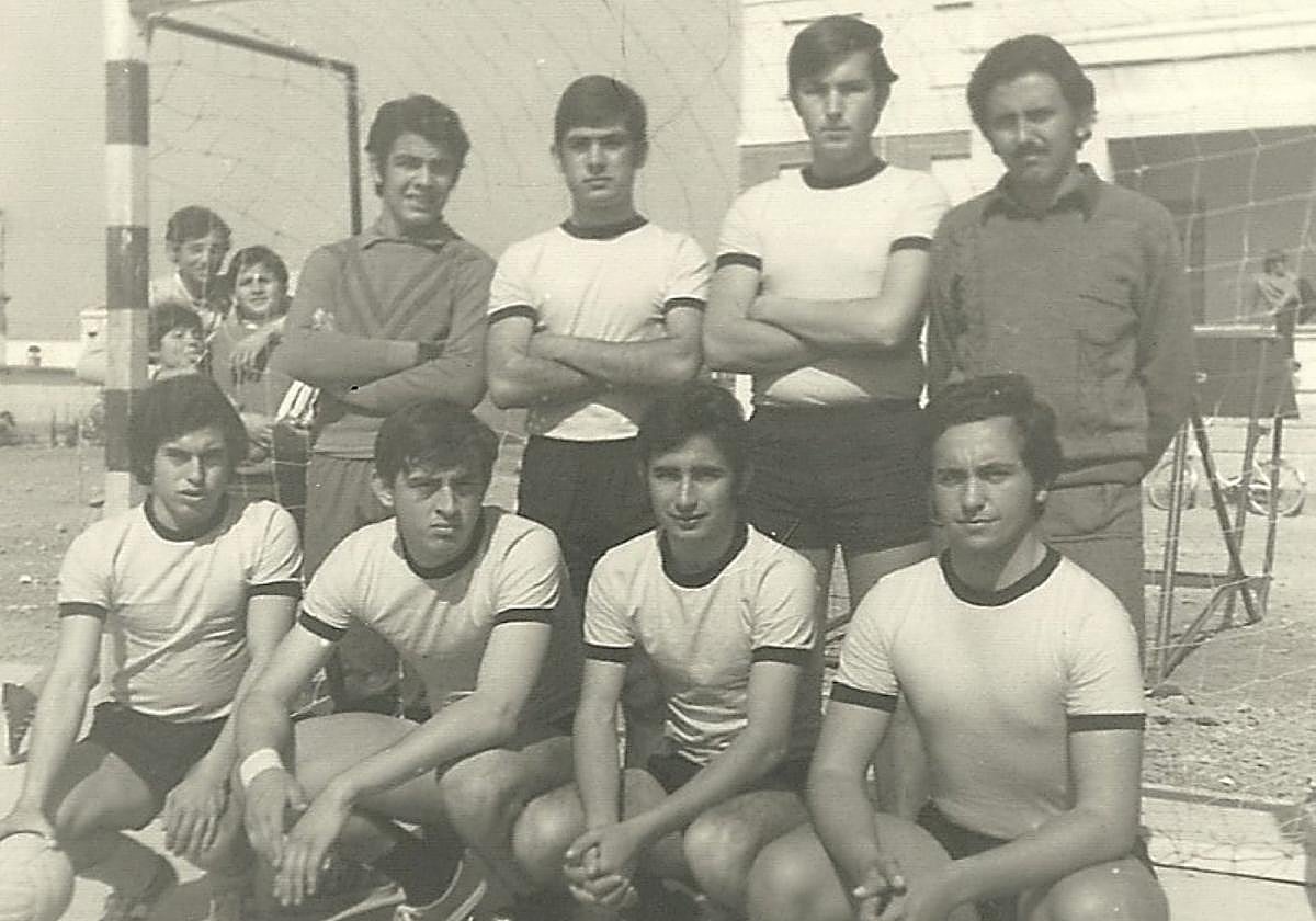 Sebastián Romá (segundo por la derecha en la fila superior), junto a Blaya, en un partido de balonmano.