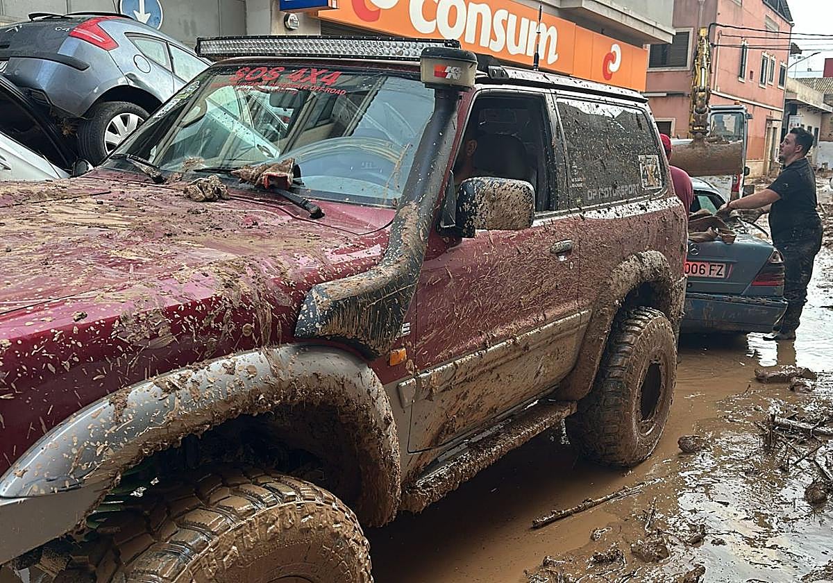 Jóvenes ciezanos ayudan a remolcar un turismo en Masanasa.