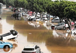 Desbordados.Vista general del polígonoindustrial de Sedaví anegado acausa de las lluvias torrenciales.