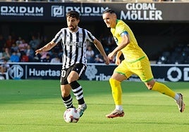 Jairo controla el balón ante la presión de Lucas Pérez.