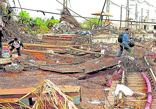Desolación. Imagen de algunos de los destrozos causados por la DANA en Paiporta.