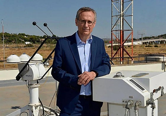 Juan Esteban Palenzuela posa junto a los aparatos de medición en la sede de la Aemet en Guadalupe en una imagen de archivo.
