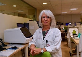 Continuidad y excelencia.La doctora en Biología Isabel López Expósito, en el Centro de Bioquímica y Genética Clínica del SMS, que dirige desde 2014.