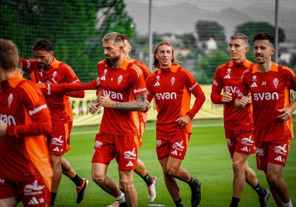 Los jugadores del Real Murcia corren durante un entrenamiento antes del partido ante la AD Ceuta.