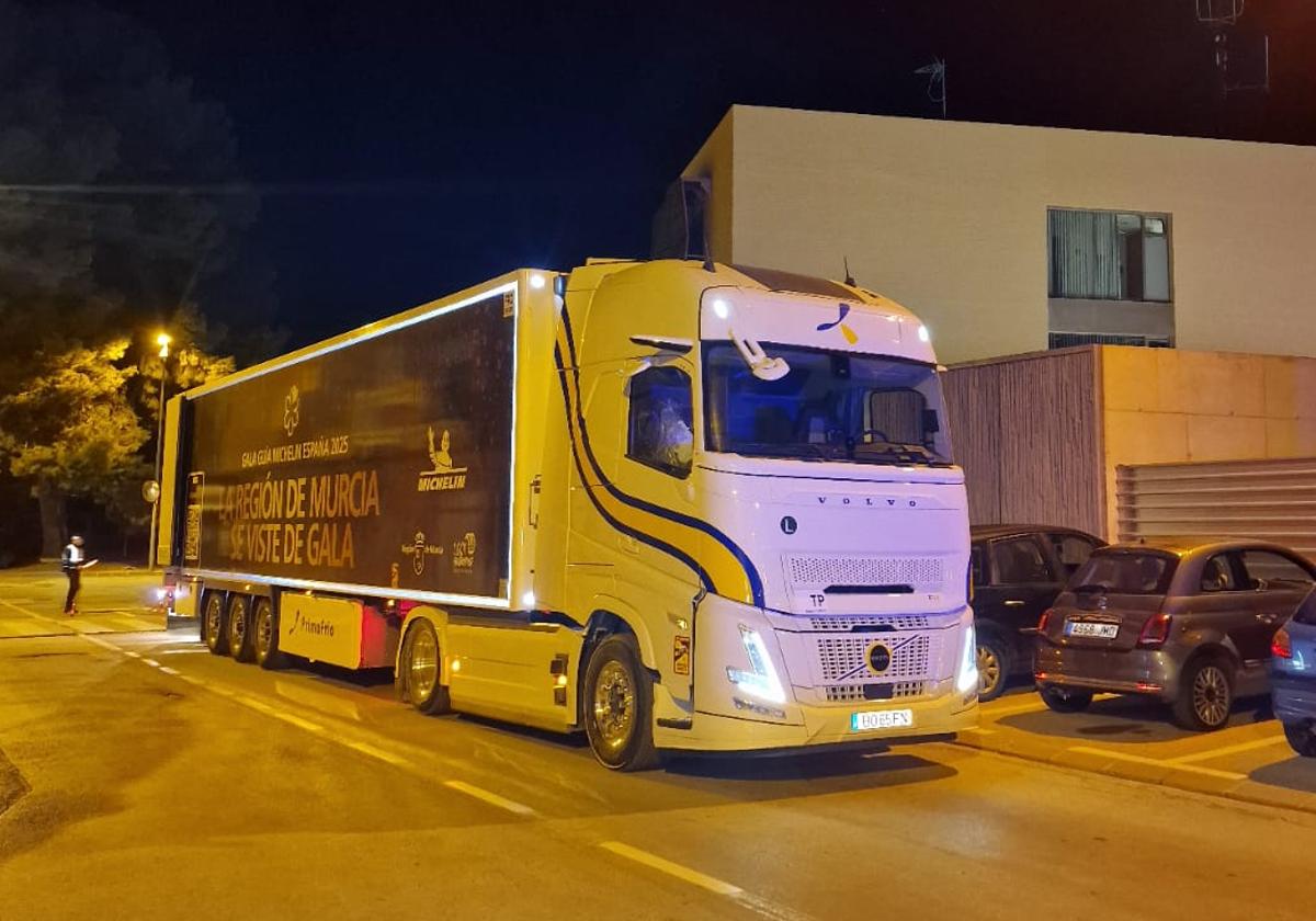 Un camión murciano, durante la madrugada de este sábado.