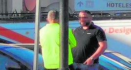Uno de los encuentros que la Policía vigilaba entre el inspector J.G. (de espaldas) y el investigado Pedro M.
