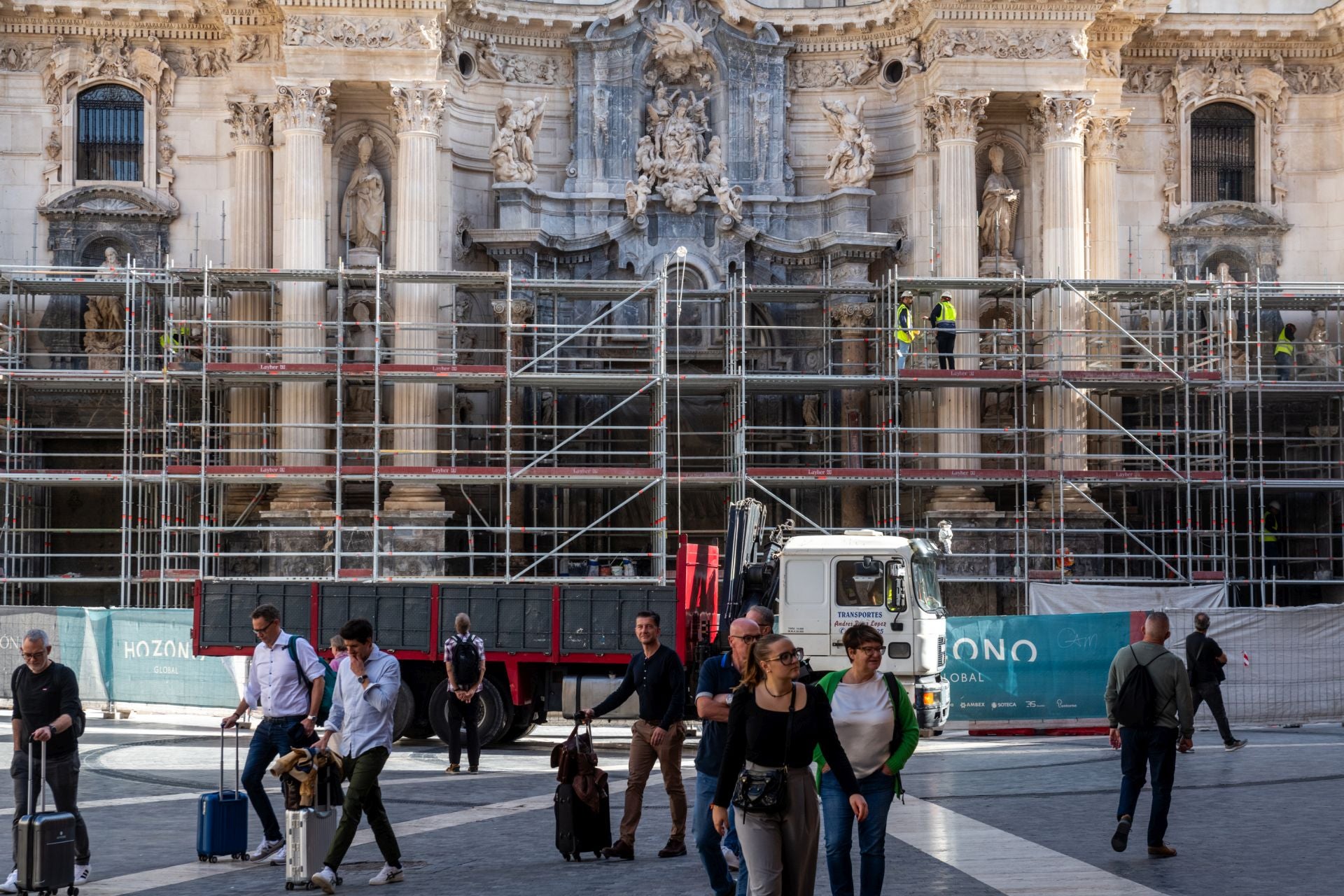La retirada del andamio de la Catedral de Murcia, en imágenes