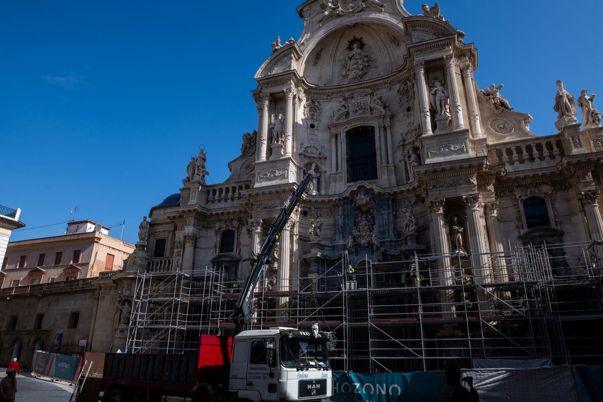 La retirada del andamio de la Catedral de Murcia, en imágenes