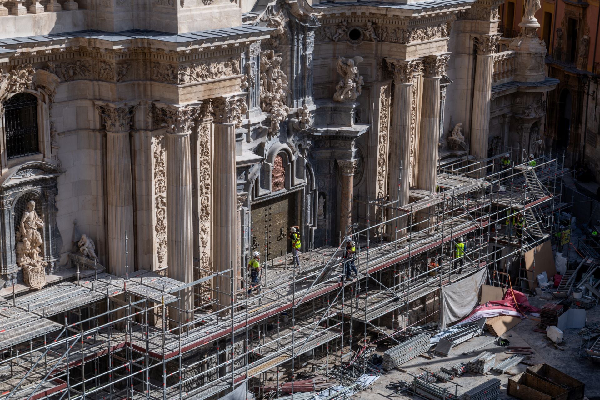 La retirada del andamio de la Catedral de Murcia, en imágenes